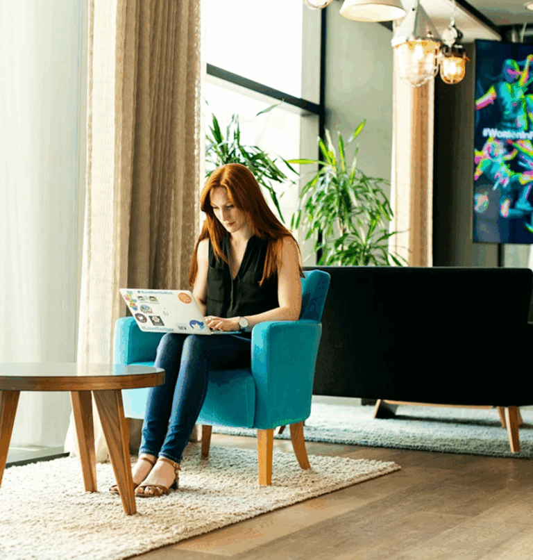 Startseite 2.0 Melanie in der Lobby an einer Kundenseite