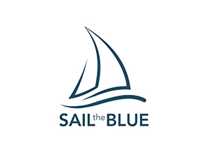 Logo von SailTheBlue mit Segelboot-Design auf weißem Hintergrund.