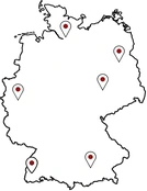 Karte von Deutschland mit Stecknadeln in Hamburg, Berlin, Köln, Leipzig, München und Freiburg.